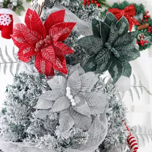 Gedetailleerd overzicht van meerlaagse kunstmatige kerststerbloemen voor boomdecoratie.