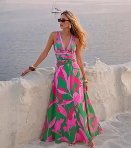 Robe de plage maillot de bain une pièce col V à motif floral chic, style d'été élégant.