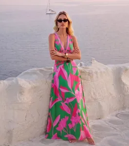 Vue détaillée d'une élégante robe de plage à imprimé floral col en V près de la mer.