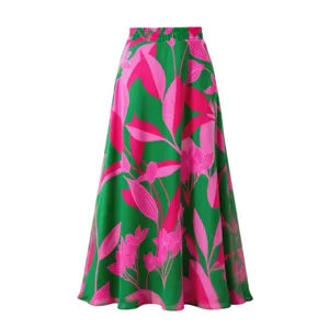 Gros plan detaille sur le tissu de jupe longue imprimee fleurs et taille elastique.