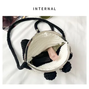 Sac bandoulière crocheté panda mignon vue intérieure détaillée, sac à main tricoté.