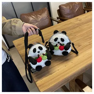 Sac bandoulière panda au crochet fait main, vue détaillée avec adorables charms de fruits.