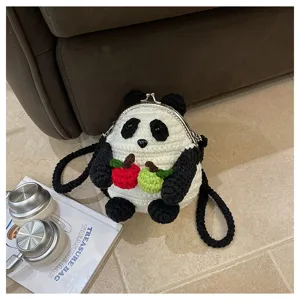 Vue détaillée du sac bandoulière crocheté en forme de panda avec un joli design et fermoir.
