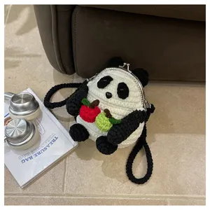 Détail de sac bandoulière panda en crochet fait main, joli sac en peluche avec fermoir métal.