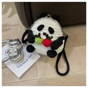 Vue en gros plan du sac bandoulière panda au crochet fait main avec de charmants fruits et fermoir.