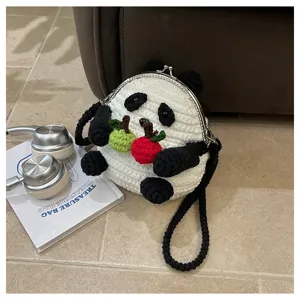 Sac bandoulière crocheté mignon en forme de panda avec fermoir métallique pour femmes.