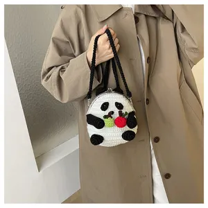 Sac bandoulière au crochet motif panda mignon fait main avec fermeture métallique et pommes.