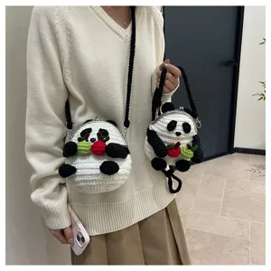 Sac bandoulière crocheté à la main motif panda avec fermoir clip et fruits pour femmes.