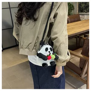 Vue de détail d'un joli sac bandoulière panda au crochet fait main et texturé.