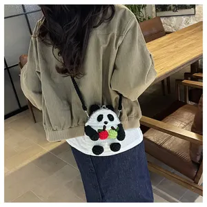 Vue detaillee du sac bandouliere panda au crochet fait main avec des pendentifs pomme.