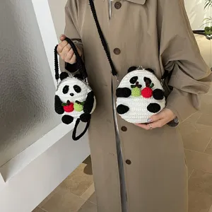 Sac à bandoulière panda au crochet fait main, joli portefeuille tricoté pour femmes.