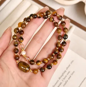 Primo piano del bracciale di perle a doppio giro in occhio di tigre vintage con dettagli.