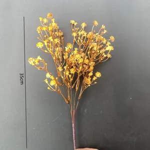 Detailaufnahme der künstlichen gelben Schleierkrautblume, 35 cm große Kunststoff-Blumendeko.
