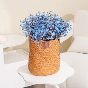 Blaues künstliches Schleierkraut in Korb für elegante und moderne Heimdekoration.
