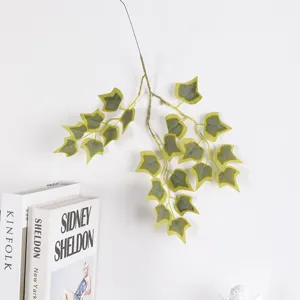 Primer plano detallado de rama de hiedra artificial con hojas de seda para decoración.