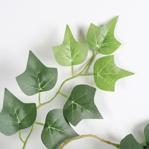 Detalle de hoja de parra de hiedra artificial planta verde falsa para decoración de pared de hogar