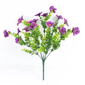 Fiori artificiali viola di seta con foglie di eucalipto per decorazione domestica.