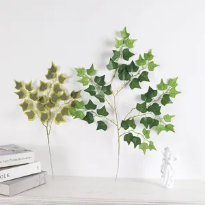Vista detallada de rama de hiedra artificial, hojas verdes de seda realistas para decoración del hogar.