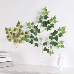 Detalle de rama de hiedra artificial, hoja verde de seda realista para arreglos florales.