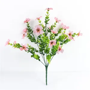 Vista di dettaglio del fiore di eucalipto artificiale, bouquet floreale rosa.