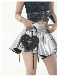 Gothic Herz Umhängetasche mit Strasskreuz, Totenkopf-Nieten und cooler Kette.