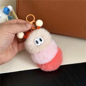 Flauschiger Raupen-Schluesselanhanger Detailansicht, weiches Plueschmaterial mit grossen Augen.