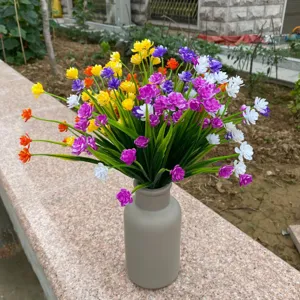 Kleurrijk kunststof kunstbloemen boeket met grijze vaas voor binnen en buiten decoratie.