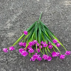 Kunstmatig paars bloemboeket met groene bladeren, realistisch plastic bloemdecor voor binnen.