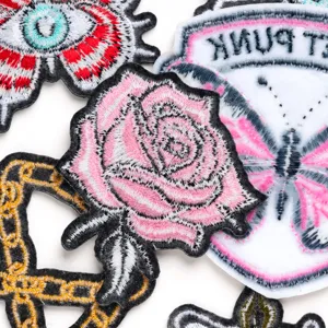 Set van verschillende geborduurde patches met roos, vlinder en punk-stijl ontwerpen.