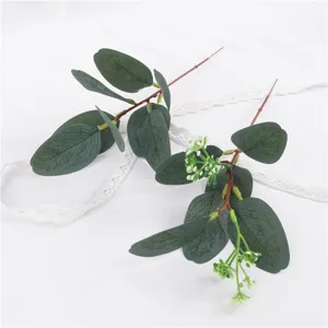 Kunstmatige eucalyptus bladeren tak met witte bessen neppe groene plant voor tafeldecor