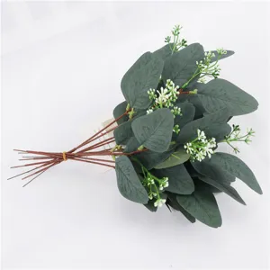 Kunstmatige eucalyptus tak met witte bessen nepgroen plant voor tafeldecoratie interieur