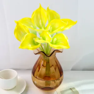 Lys arums jaunes artificiels en vase en verre, magnifique décoration florale pour la maison.
