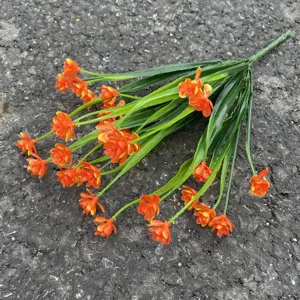 Detail van kunststof oranje bloemenboeket, levendige nepplanten voor mooie decoratie.