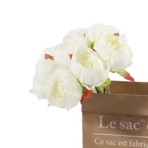 Bouquet de pivoines artificielles dans un sac en papier marron pour deco de mariage