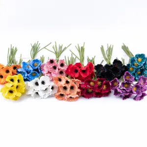 Vista dettagliata bouquet di papaveri artificiali, decorazione floreale colorata matrimonio.