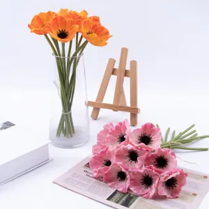 Dettaglio bouquet di papaveri artificiali, eleganti fiori finti in PU in vaso di vetro.