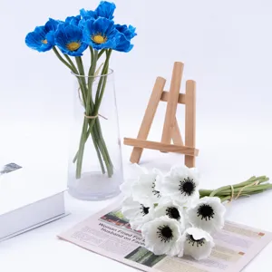 Vista dettagliata del bouquet di papaveri artificiali, eleganti fiori di seta blu e bianchi decoro.