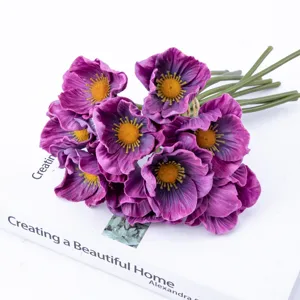 Primo piano dettagliato di un bellissimo bouquet di papaveri viola artificiali su libro.