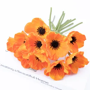 Primo piano dettagliato di un bouquet di fiori di papavero artificiali arancioni per arredo.