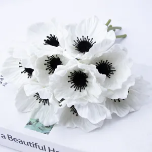 Dettaglio di bouquet di papaveri artificiali bianchi, fiore PU per matrimonio e decorazione.