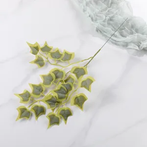 Primer plano detallado de ramas de hiedra artificial, follaje de seda para decoración.