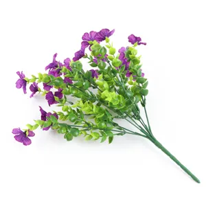 Mazzo di fiori artificiali in seta viola con foglie di eucalipto per arredamento.