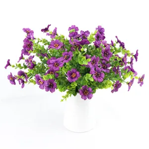 Fiori di seta viola artificiali con foglie di eucalipto in vaso bianco per arredamento