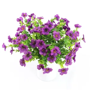 Bouquet di fiori di seta viola artificiali con foglie di eucalipto in vaso bianco.