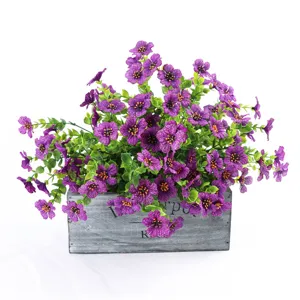 Fiori artificiali di violetta in seta con foglie di eucalipto in vaso di legno vintage