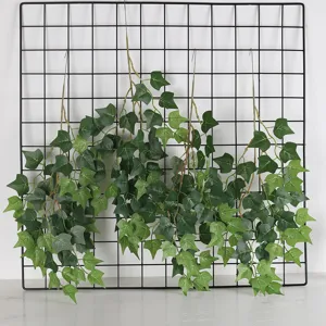Vista detallada de la planta colgante de hiedra artificial con hojas de seda para decoración.