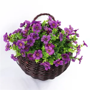 Fiori di viola artificiali di seta con foglie verdi in cesto di rattan per la casa.