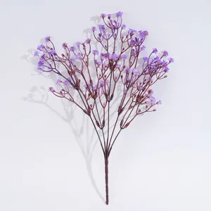 Nahaufnahme künstlicher lila Schleierkraut Zweig, ideal für Blumenarrangement Dekor.
