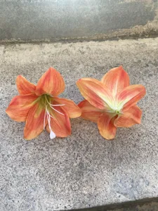 Artificial 3D printed silk lily flower heads for DIY crafts, hairpins, and clothing accessories.