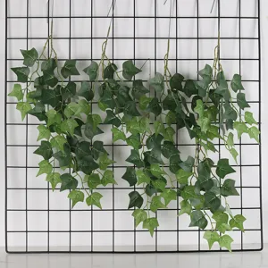 Primer plano detallado de enredadera de hiedra artificial, hojas de seda realistas hogar.